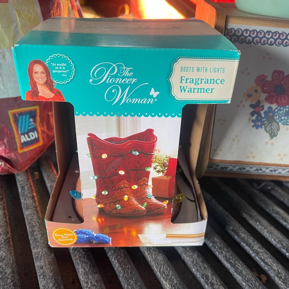 The Pioneer Woman Christmas Cowboy Boots Wrapped in Lights Scented Wax Warmer
